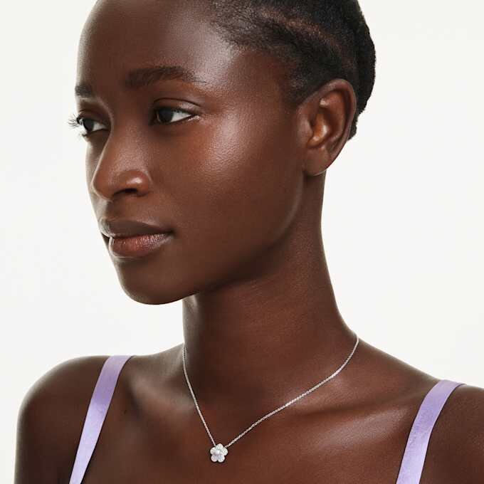 Ariana Grande X Swarovski Anhänger Kristallperle, Rundschliff, Blume, Weiss, rhodiniert Ariana Grande X Swarovski Anhänger Kristallperle, Rundschliff, Blume, Weiss, rhodiniert
