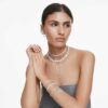 Ariana Grande X Swarovski Armreif mit Kristallperle, Baguette-Schliff, weiss, rhodiniert Ariana Grande X Swarovski Armreif mit Kristallperle, Baguette-Schliff, weiss, rhodiniert
