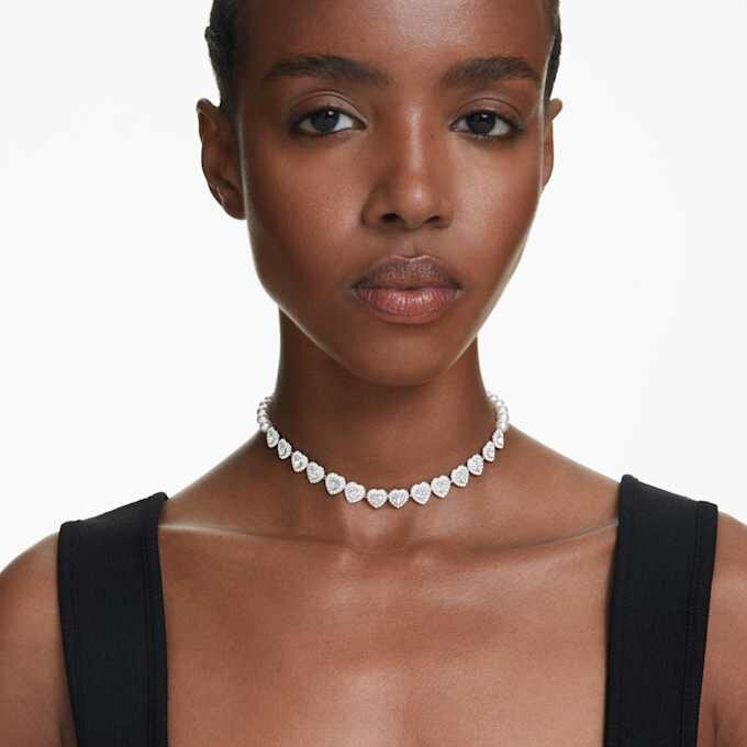 Ariana Grande X Swarovski Choker mit gemischten Schliffarten, Kristallperlen, Herz, weiss, rhodiniert Ariana Grande X Swarovski Choker mit gemischten Schliffarten, Kristallperlen, Herz, weiss, rhodiniert