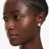 Ariana Grande X Swarovski Ohrringe Kristallperle, Rundschliff, Blume, Weiss, rhodiniert Ariana Grande X Swarovski Ohrringe Kristallperle, Rundschliff, Blume, Weiss, rhodiniert