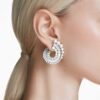 Ariana Grande X Swarovski Ohrringe mit Kristallperle, gemischte Schliffe, weiss, rhodiniert Ariana Grande X Swarovski Ohrringe mit Kristallperle, gemischte Schliffe, weiss, rhodiniert