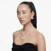 Ariana Grande X Swarovski Ohrringe mit Kristallperle, gemischte Schliffe, weiss, rhodiniert Ariana Grande X Swarovski Ohrringe mit Kristallperle, gemischte Schliffe, weiss, rhodiniert