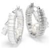 Ariana Grande X Swarovski Ohrringe mit Kristallperlen, Baguette-Schliff, weiss, rhodiniert Ariana Grande X Swarovski Ohrringe mit Kristallperlen, Baguette-Schliff, weiss, rhodiniert