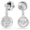 Constella-Ohrringe mit Rundschliff, Dancing Stone, weiss, rhodiniert Constella-Ohrringe mit Rundschliff, Dancing Stone, weiss, rhodiniert