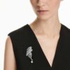 Die Brosche «Feather» aus der Vienna Collection, weiss, rutheniumbeschichtet Die Brosche «Feather» aus der Vienna Collection, weiss, rutheniumbeschichtet