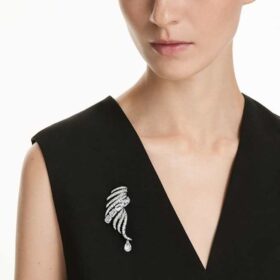 Die Brosche «Feather» aus der Vienna Collection, weiss, rutheniumbeschichtet