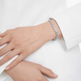 Ein Angelic Armband mit rundgeschliffenen Steinen, blau, rhodiniert