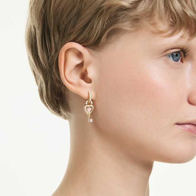 Idyllia-Ohrringe mit Ear Cuff, gemischte Schliffe, Herz mit Schlüssel, rosa, goldfarben plattiert Idyllia-Ohrringe mit Ear Cuff, gemischte Schliffe, Herz mit Schlüssel, rosa, goldfarben plattiert